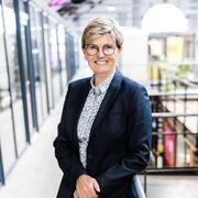 Kerstin Domin in dunkelblauem Blazer am Geländer im Coworking Space