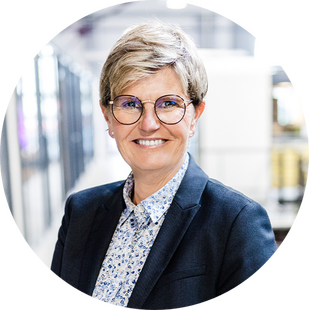 Kerstin Domin in dunkelblauem Blazer am Geländer im Coworking Space runder Ausschnitt